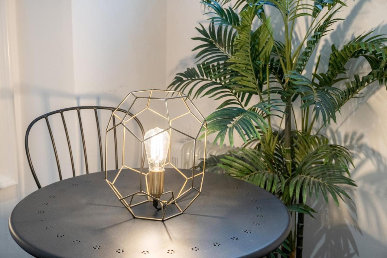 2 Bedrooms 2 Bathrooms Furnished - Malasana - Bright Stylish - Mintystay Madrid Kültér fotó