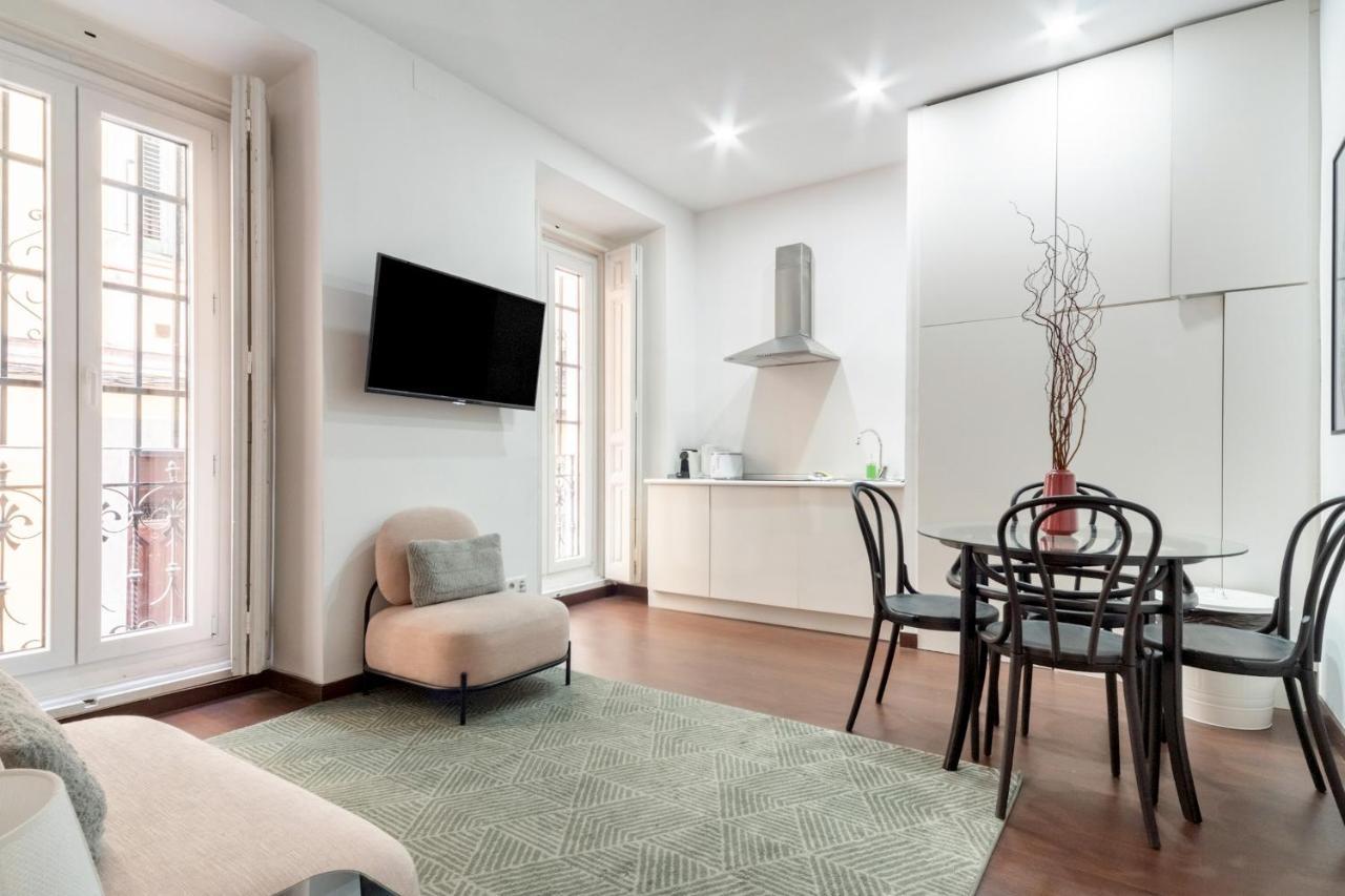 2 Bedrooms 2 Bathrooms Furnished - Malasana - Bright Stylish - Mintystay Madrid Kültér fotó